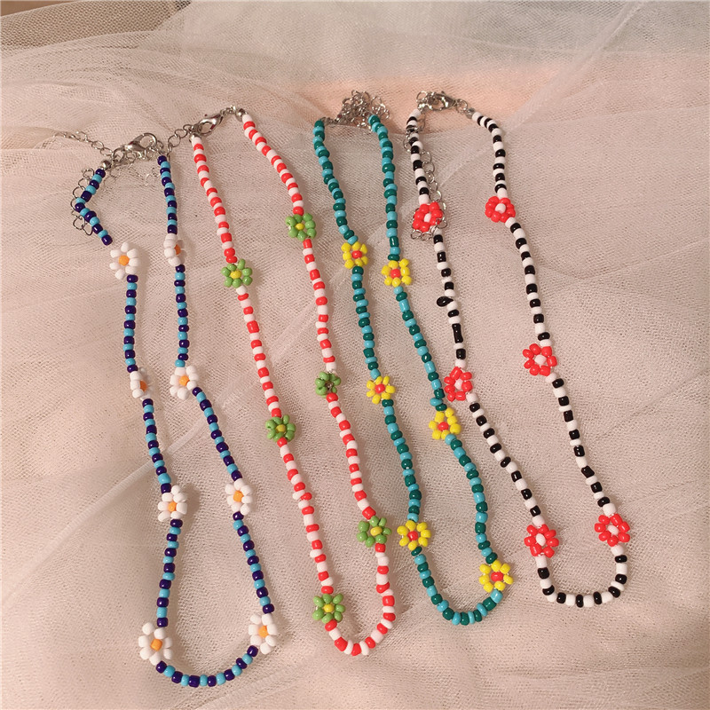Short fashion temperament simple glass beaded necklace female Korean version of ins beaded flower clavicle chain
Short fashion temperament simple glass beaded necklace female Korean version of ins beaded flower clavicle chain