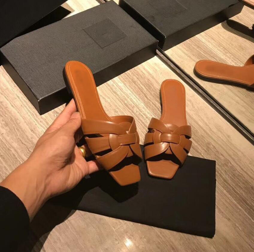 2021 Designer luxury women sandal Tribote smooth Muller sandals Sexy ladies summer slippers good quality with box size 35-42, Color 3
2021 Designer luxury women sandal Tribote smooth Muller sandals Sexy ladies summer slippers good quality with box size 35-42, Color 3