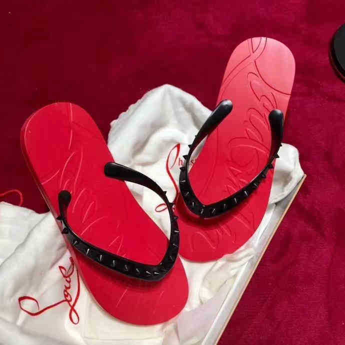 Luxury Design Men Beach Slip on Slides Red Bottom Loubi Flat Slippers Studs Sandals Flats Outdoor Casual Flip Flops Sandalias
Luxury Design Men Beach Slip on Slides Red Bottom Loubi Flat Slippers Studs Sandals Flats Outdoor Casual Flip Flops Sandalias