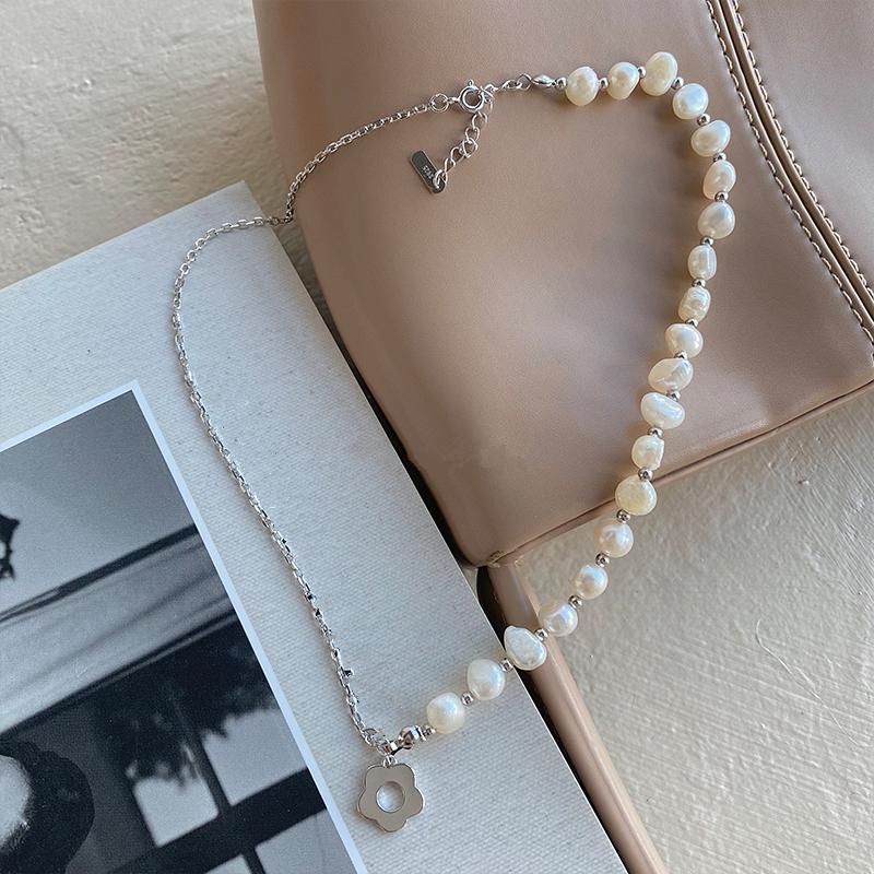 AOMU 2021 New Asymmetry Titanium Steel Baroque Freshwater Pearl Hollow Flower Necklace Clavicle Chain for Women Party Jewelry
AOMU 2021 New Asymmetry Titanium Steel Baroque Freshwater Pearl Hollow Flower Necklace Clavicle Chain for Women Party Jewelry