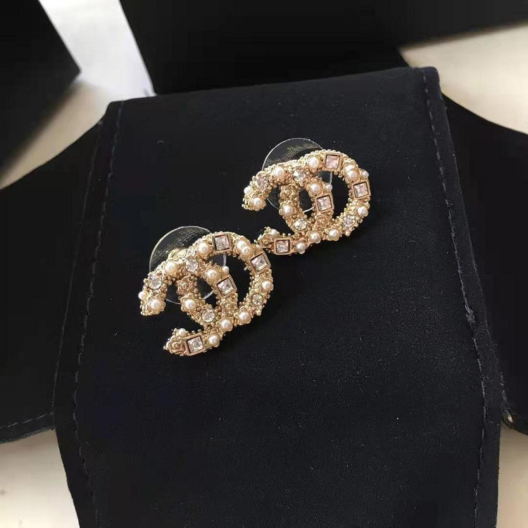 Xiangjia 2021 new small fragrance Pearl Rhinestone Earrings Fashion simple earrings female S925 silver needle
Xiangjia 2021 new small fragrance Pearl Rhinestone Earrings Fashion simple earrings female S925 silver needle