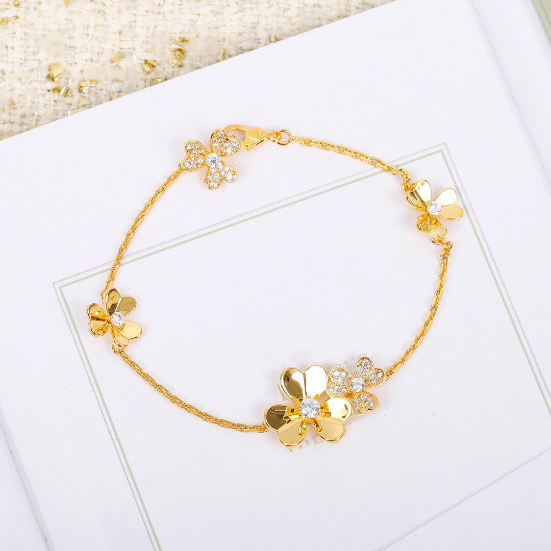 Flower Bracelet Women Bangles Clebrity High Quality Version rhinestone Fashion, Black
Flower Bracelet Women Bangles Clebrity High Quality Version rhinestone Fashion, Black