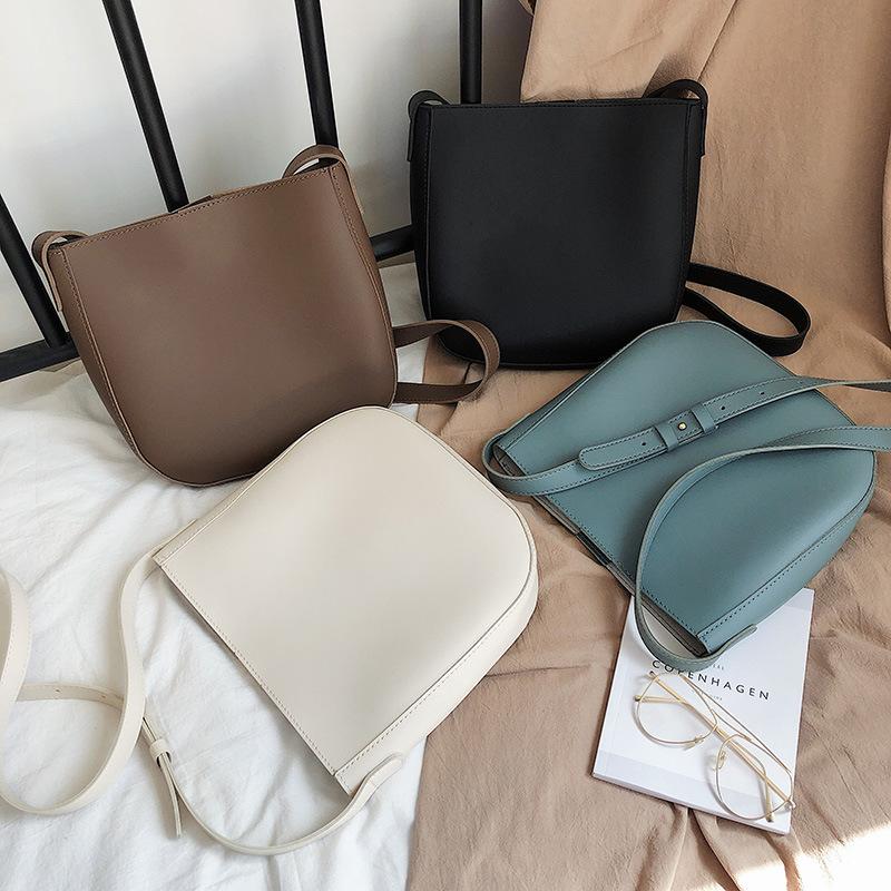 Retro Women's Bag 2021 New Fashion Bucket Bag Simple Shoulder Large-Capacity Crossbody, Beige
Retro Women's Bag 2021 New Fashion Bucket Bag Simple Shoulder Large-Capacity Crossbody, Beige