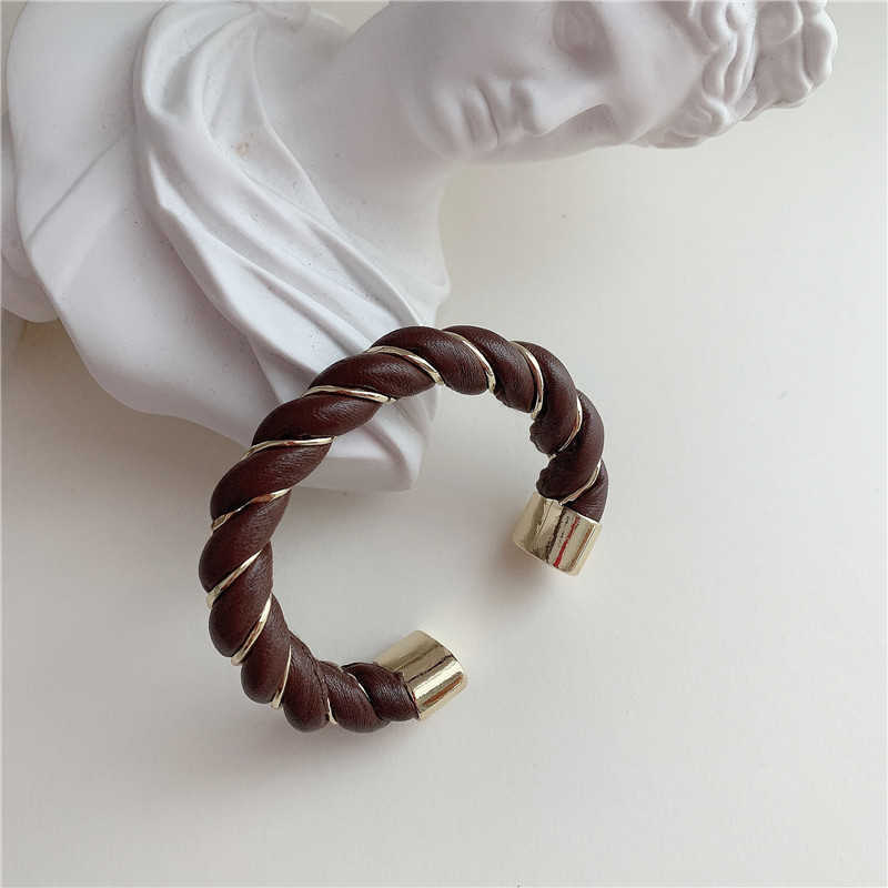 Timeonly Japan Fashion Twisted Metal Leather Bracelet Multi Color Vintage Open Bracelet for Women Female Charm Jewellery Simple Q0717
Timeonly Japan Fashion Twisted Metal Leather Bracelet Multi Color Vintage Open Bracelet for Women Female Charm Jewellery Simple Q0717