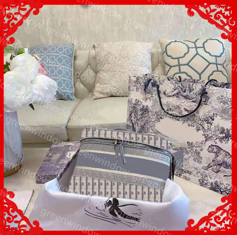Designer Letter Pattern Female Makeup Bag Womens Old Flower Embroidery Handbags Sac Fashion Designer Cosmetic Bag Wide Shoulder Strap Bags
Designer Letter Pattern Female Makeup Bag Womens Old Flower Embroidery Handbags Sac Fashion Designer Cosmetic Bag Wide Shoulder Strap Bags