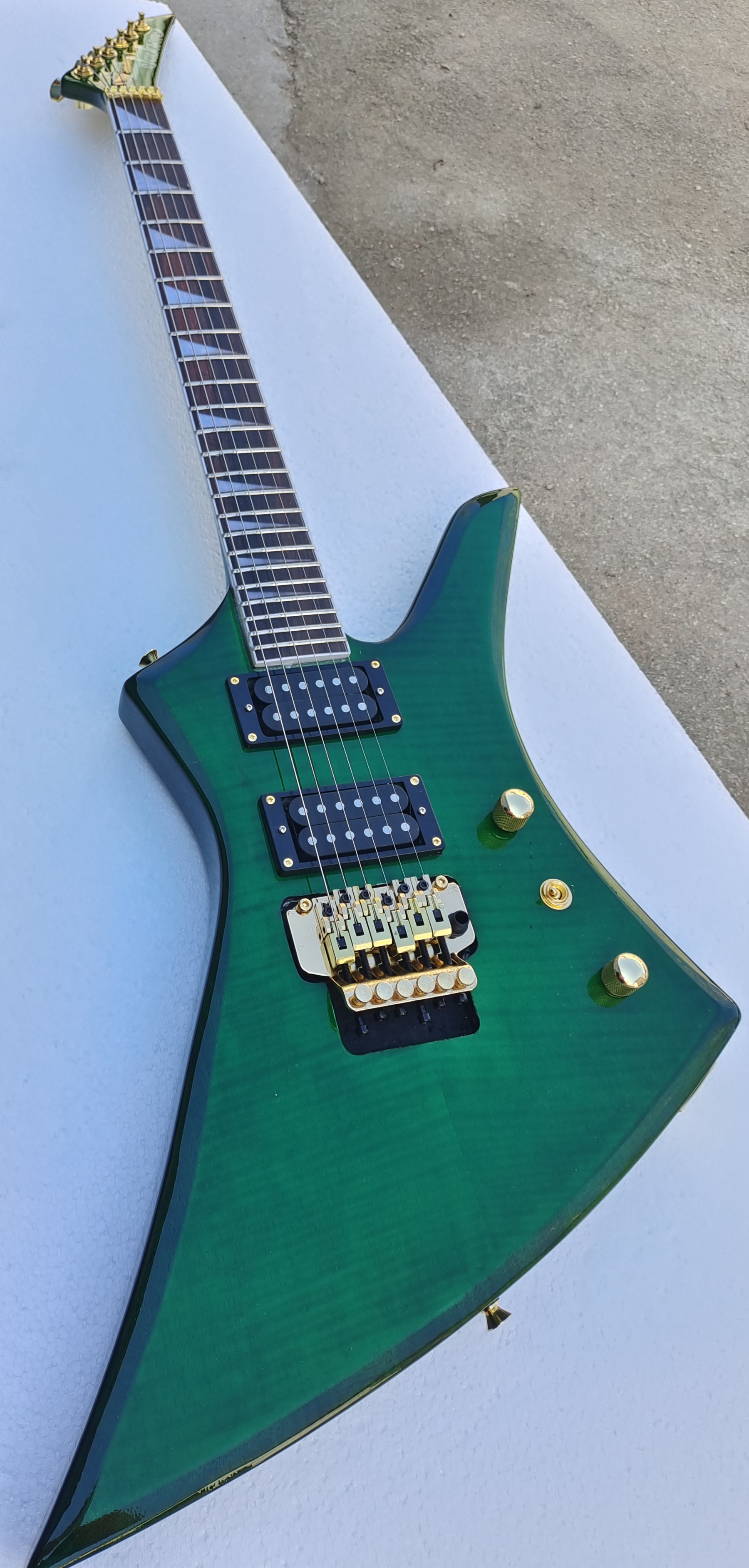 Electric guitar, green, shiny paint, special design, rosewood fingerboard, you will receive the goods in the picture and ship it quickly
Electric guitar, green, shiny paint, special design, rosewood fingerboard, you will receive the goods in the picture and ship it quickly