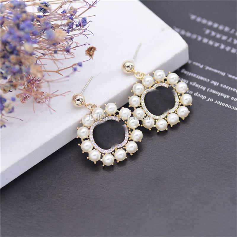 Vintage Pearl Charm Earrings Designer Double Letters Studs Earrings Charm Jewelry Women Personality Simple Studs S925 Silver Needle
Vintage Pearl Charm Earrings Designer Double Letters Studs Earrings Charm Jewelry Women Personality Simple Studs S925 Silver Needle