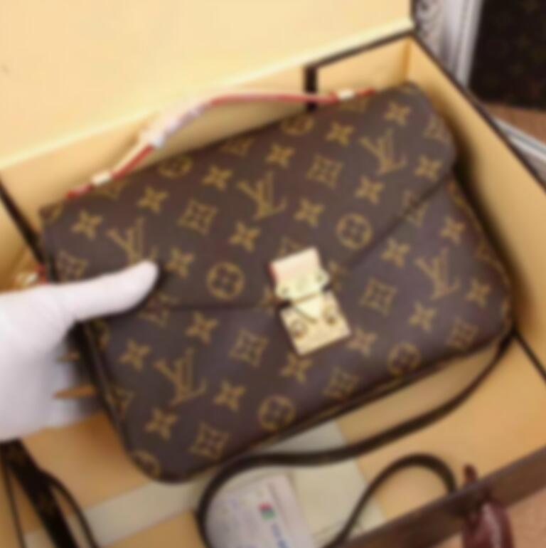 LVLOUISVITTON bagVUTTON MONTAIGNE BB Women Handbag Messenger Bag Designers Crossbody Leather METIS Elegant Shoulder Designer bags 02
LVLOUISVITTON bagVUTTON MONTAIGNE BB Women Handbag Messenger Bag Designers Crossbody Leather METIS Elegant Shoulder Designer bags 02