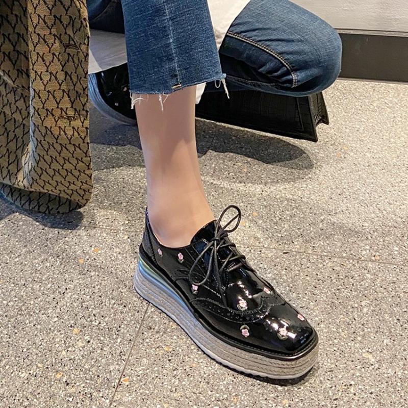 Dress Shoes 2021 Spring/Autumn Women Platform Woman Brogue Patent Leather Embroider Classic Bullock Footwear Female Oxford Lady, Black
Dress Shoes 2021 Spring/Autumn Women Platform Woman Brogue Patent Leather Embroider Classic Bullock Footwear Female Oxford Lady, Black