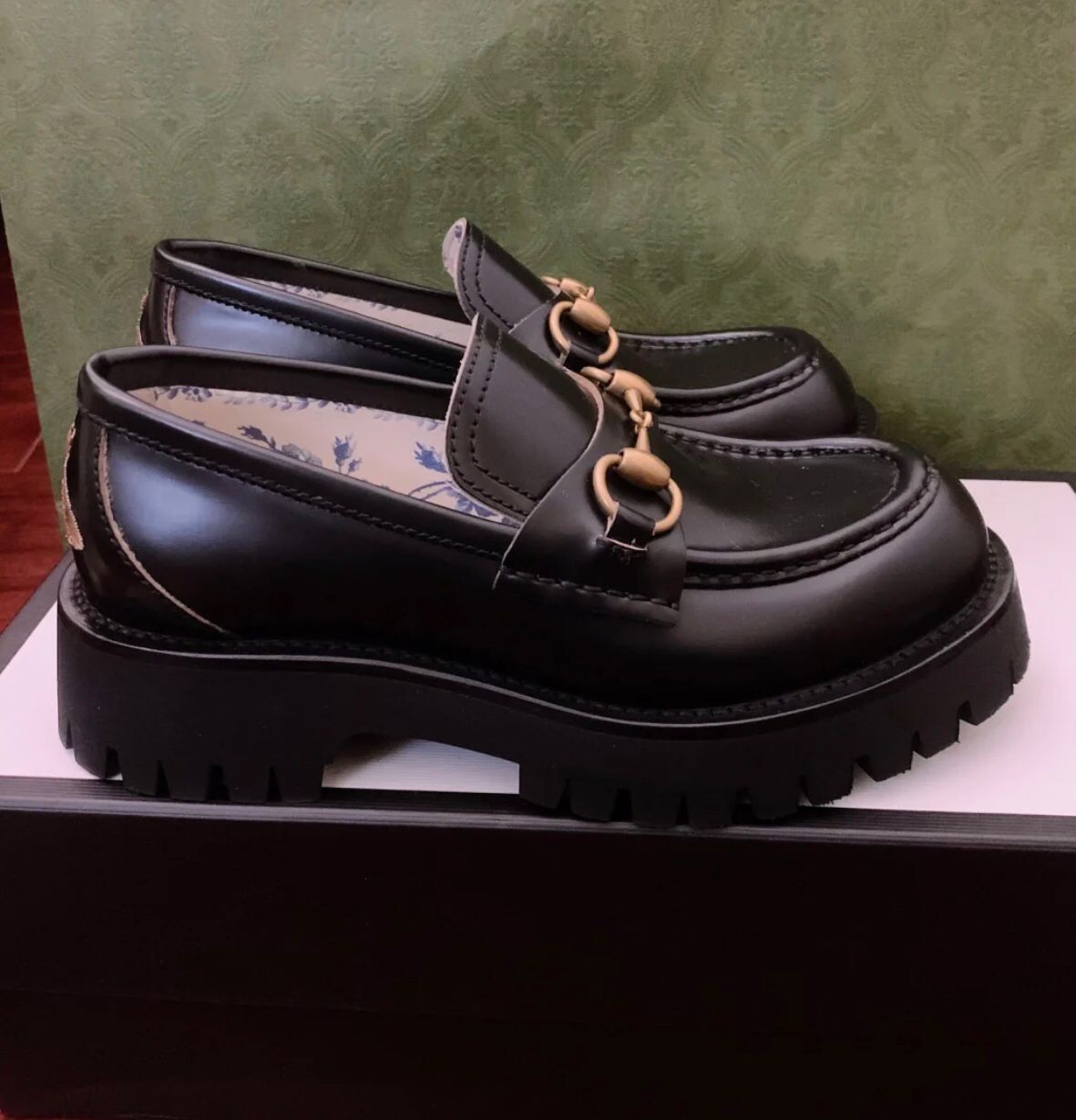 Famous Lug Sole Horsebit Loafer Shoes Wholesale Brand House Moccasins Black White Leather Casual Embroidery Bee Luxury Footwear Comfort Walking EU35-40 BOX
Famous Lug Sole Horsebit Loafer Shoes Wholesale Brand House Moccasins Black White Leather Casual Embroidery Bee Luxury Footwear Comfort Walking EU35-40 BOX