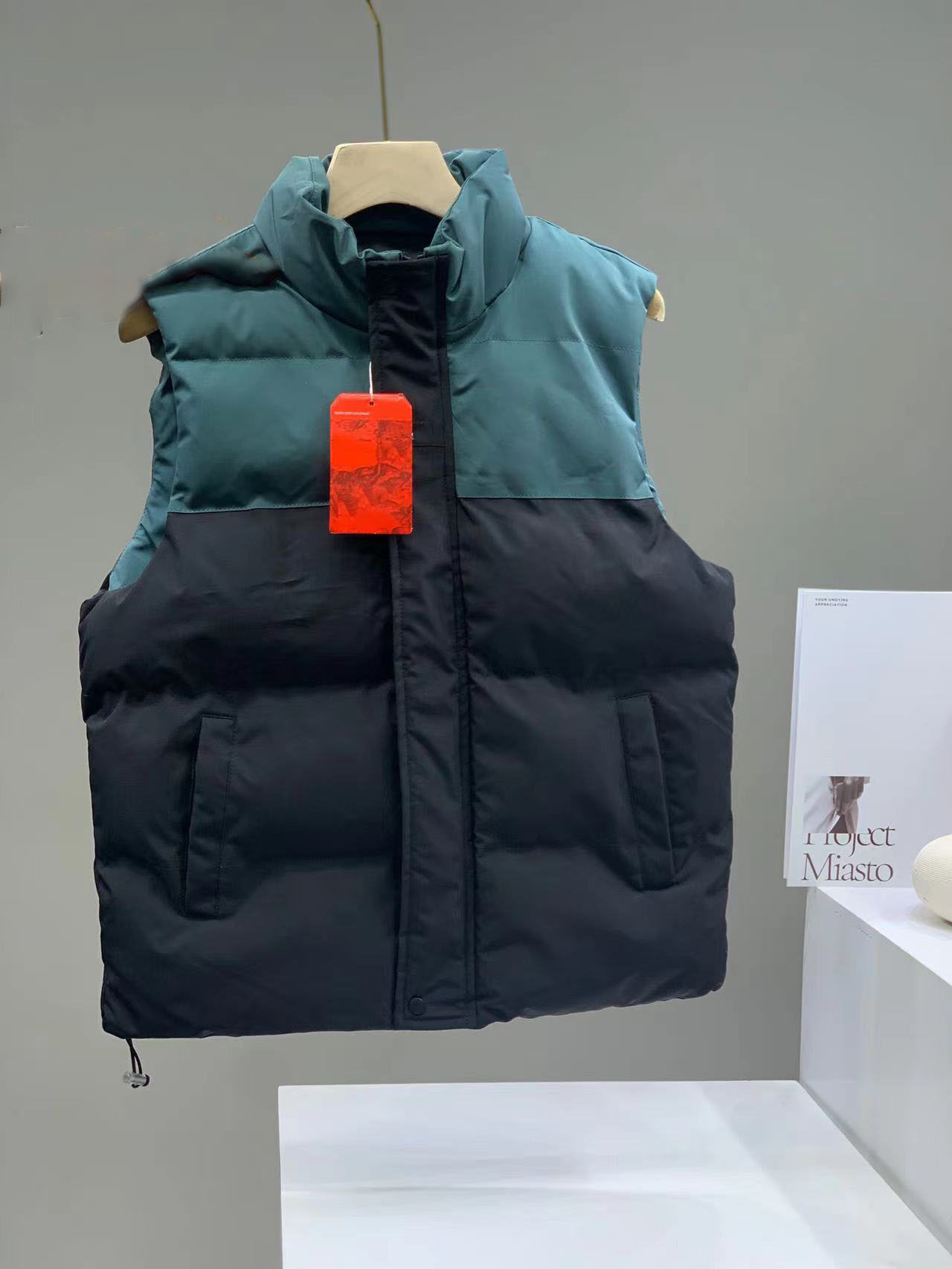 Men vest designers cotton waistcoat designer mens sleeveless Vests Thicken Man Woman Clothing Keep warm winter Coats, Beige
Men vest designers cotton waistcoat designer mens sleeveless Vests Thicken Man Woman Clothing Keep warm winter Coats, Beige
