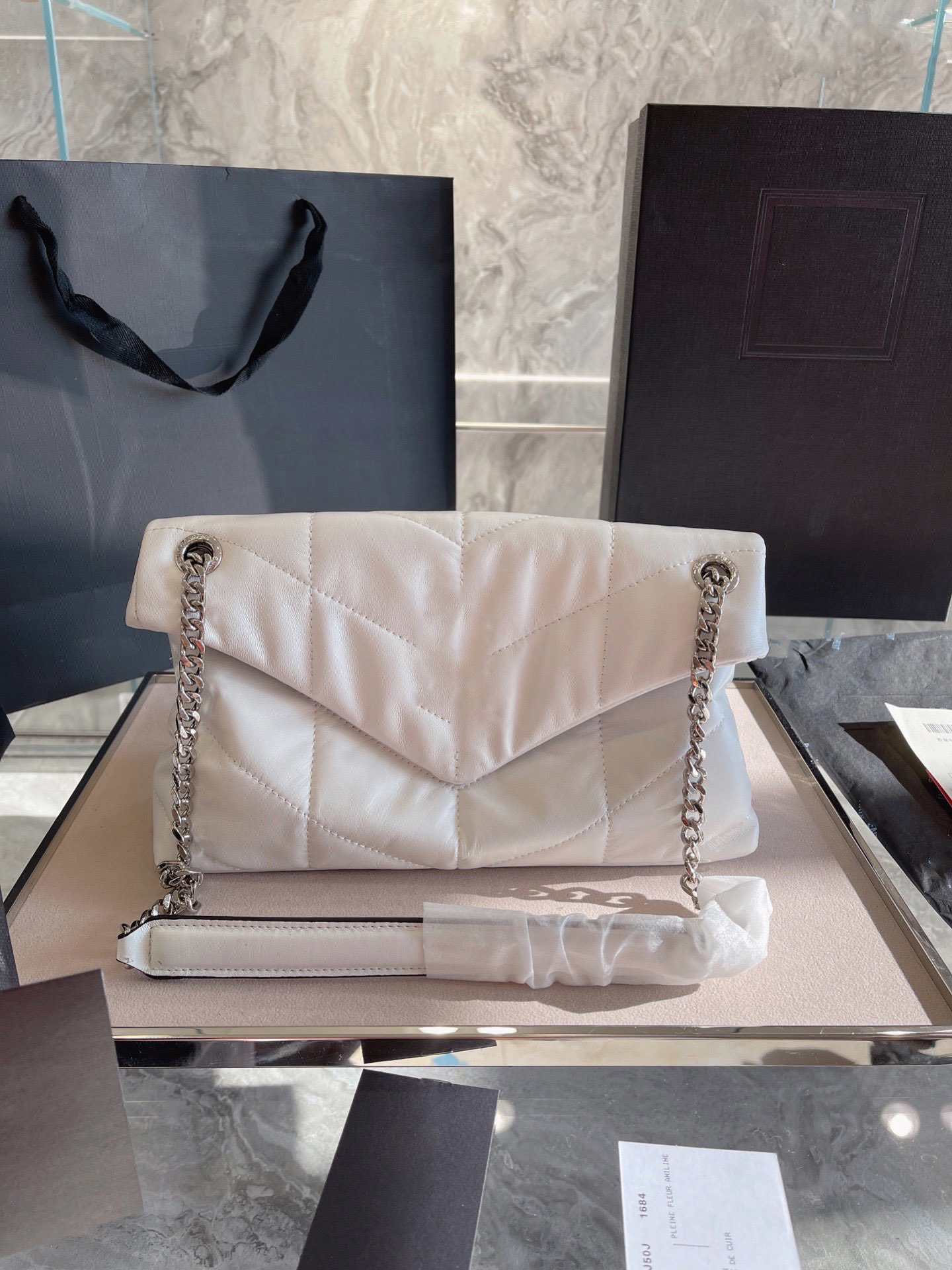 2021 fashionable and beautiful ladies famous shoulder bag leather chain messenger bag fashionable size:Base size:27cm Cloud bag1, White
2021 fashionable and beautiful ladies famous shoulder bag leather chain messenger bag fashionable size:Base size:27cm Cloud bag1, White