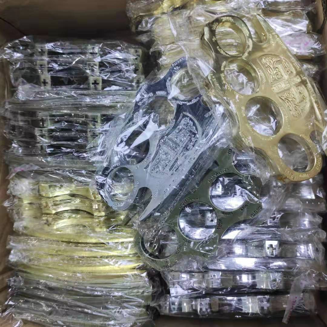 High hardness detective detective Constantine brass knuckle outdoor EDC tool knuckle Du buckle fracture self defense tool 999
High hardness detective detective Constantine brass knuckle outdoor EDC tool knuckle Du buckle fracture self defense tool 999