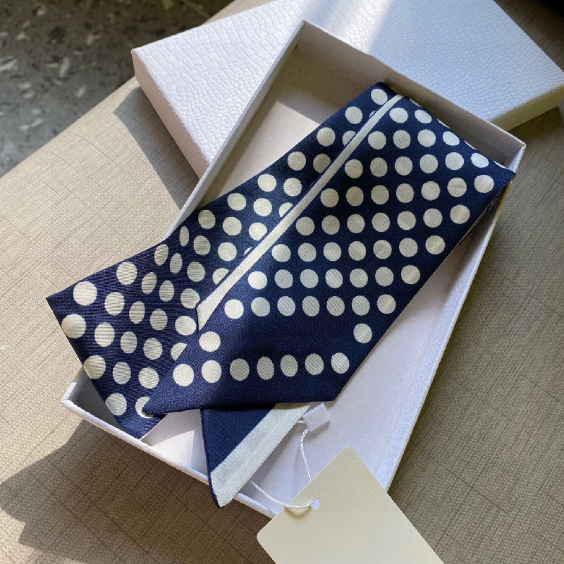 Luxury Designer Design Woman's Scarf, Fashion letter copy Handbag Scarves, Neckties, Hair bundles ,100% silk material Wraps size:6*100
Luxury Designer Design Woman's Scarf, Fashion letter copy Handbag Scarves, Neckties, Hair bundles ,100% silk material Wraps size:6*100