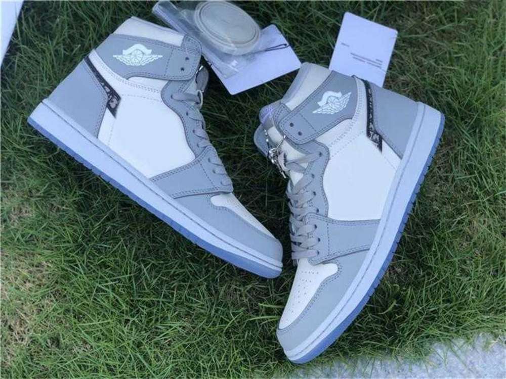 Authentic 1 High Og Outdoor Shoes Men Women Wolf Grey Sail Photon Dust White Low with Box Bag Sneakers Cn8607-002
Authentic 1 High Og Outdoor Shoes Men Women Wolf Grey Sail Photon Dust White Low with Box Bag Sneakers Cn8607-002