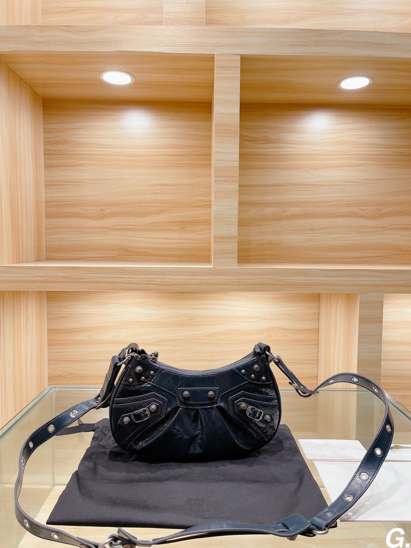 2022 ladies handbag classic motorcycle bag Element Design rivet high quality leather half crescent Le Cagole saddle one shoulder oblique sho
2022 ladies handbag classic motorcycle bag Element Design rivet high quality leather half crescent Le Cagole saddle one shoulder oblique sho