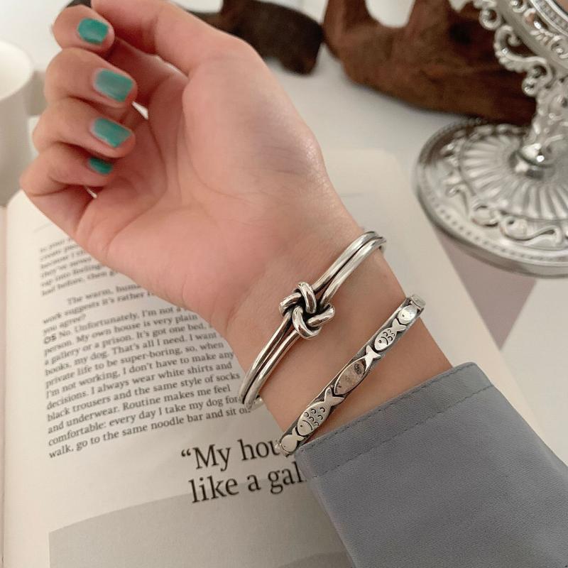Bangle IHUES Silver Knotted Bracelet Female Embossed Small Fish Simple Temperament Open Ladies Fashion Jewelry
Bangle IHUES Silver Knotted Bracelet Female Embossed Small Fish Simple Temperament Open Ladies Fashion Jewelry