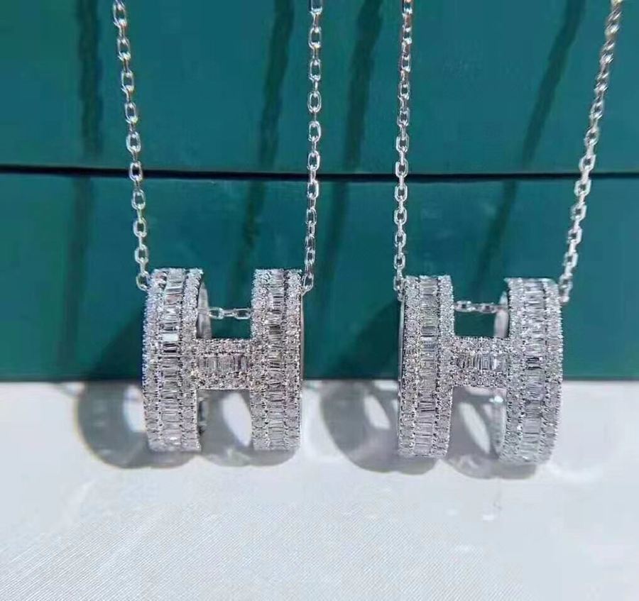 H new trapezoidal diamond creative simple fashion micro inlaid Haoshi full diamond H letter necklace pendant clavicle chain0, Silver
H new trapezoidal diamond creative simple fashion micro inlaid Haoshi full diamond H letter necklace pendant clavicle chain0, Silver