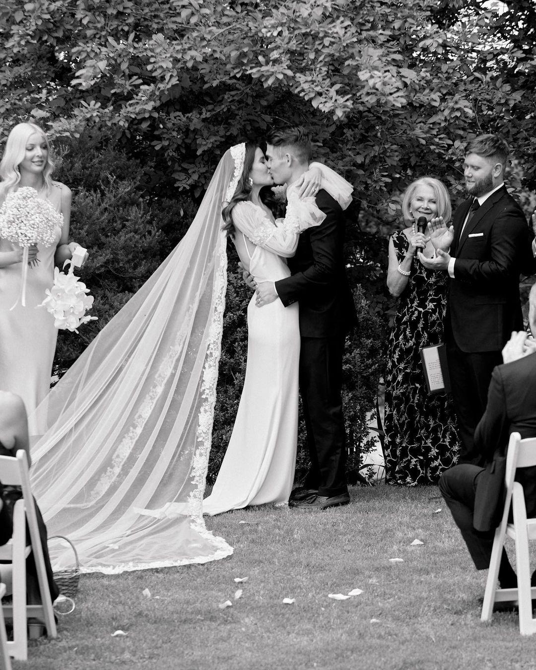 Vintage Country Dresses With Long Sleeves Crystals Sweep Train Satin Backless Beach Wedding Bridal Gown Vestido De Novia