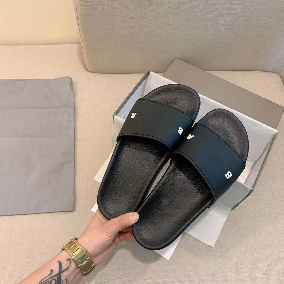36-46 fashion Paris Mens Womens shine Luxury designer Slippers Reflective Beach Slipper Ladies Flip Flops Loafers Ourdoor Home Slides, Red
36-46 fashion Paris Mens Womens shine Luxury designer Slippers Reflective Beach Slipper Ladies Flip Flops Loafers Ourdoor Home Slides, Red