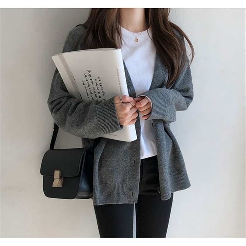 Korean Style Single Breasted Knitted Sweater Women Loose Long Sleeve V Neck Coats Ladies Casual Chic Cardigan Sweaters 210602
Korean Style Single Breasted Knitted Sweater Women Loose Long Sleeve V Neck Coats Ladies Casual Chic Cardigan Sweaters 210602
