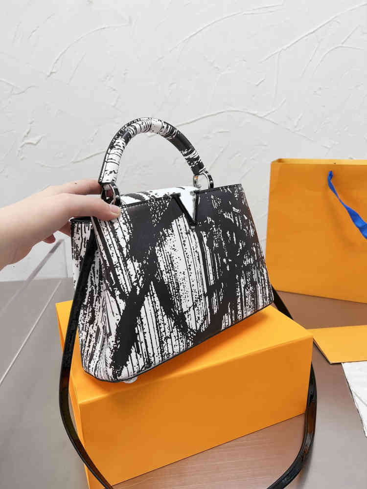 2021 Luxury designer bag LLW fashion high-end style temperament large capacity versatile
2021 Luxury designer bag LLW fashion high-end style temperament large capacity versatile