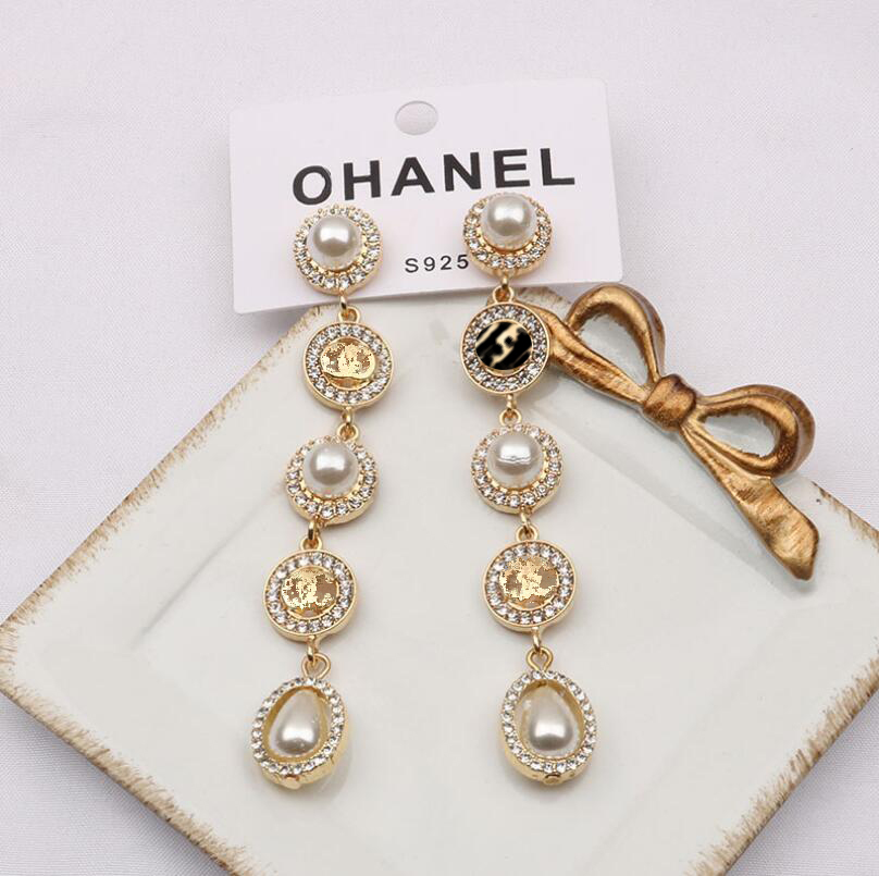 Luxury Brand Designers Letters Earrings Stud Clip Chain Geometric 925 Silver Women Tassel Crystal Rhinestone Pearl Dangle Chandelier Wedding Party Jewerlry
Luxury Brand Designers Letters Earrings Stud Clip Chain Geometric 925 Silver Women Tassel Crystal Rhinestone Pearl Dangle Chandelier Wedding Party Jewerlry