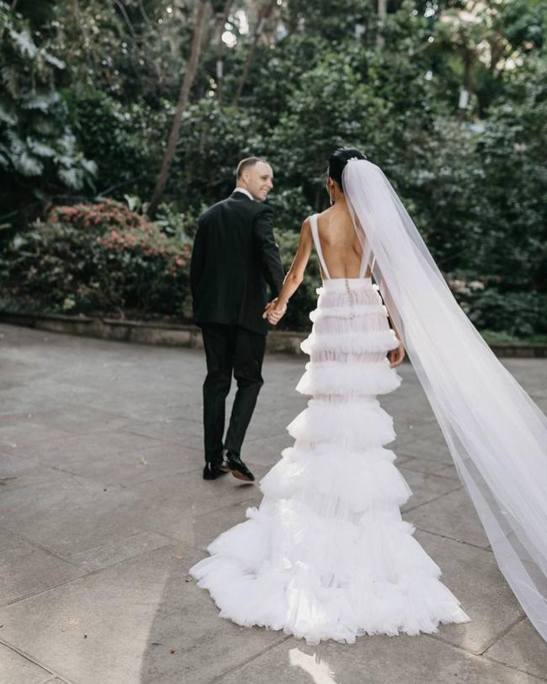 Summer A Line Wedding Dresses Cascading Ruffles V Neck Tiered Skirts Country Bridal Gowns Sexy Illusion Wedding Robe