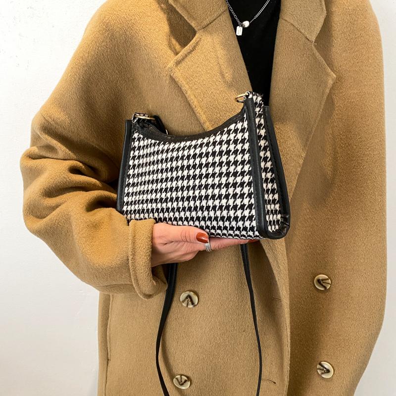 2 Colors Retro Houndstooth Corssbody Woman Bag 2021 Fashion Casual Baguette Bag Korean Ladies Shoulder Mini Bolso Mujer, Black
2 Colors Retro Houndstooth Corssbody Woman Bag 2021 Fashion Casual Baguette Bag Korean Ladies Shoulder Mini Bolso Mujer, Black
