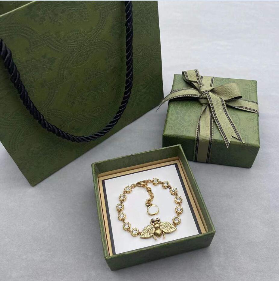 DESIGNER Bee Copper Crystal Bracelet Diamond Vintage Gold with Box Perfect for Men and Women Gift Giving 1121A
DESIGNER Bee Copper Crystal Bracelet Diamond Vintage Gold with Box Perfect for Men and Women Gift Giving 1121A