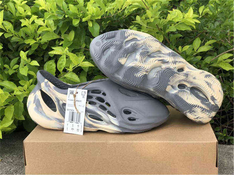 Slippers women Top Quality Summer Earth Brown Rin Dert Sandy Rubber Slippers Mens Beach Foam Runner Size 36-45 Ship With Box
Slippers women Top Quality Summer Earth Brown Rin Dert Sandy Rubber Slippers Mens Beach Foam Runner Size 36-45 Ship With Box