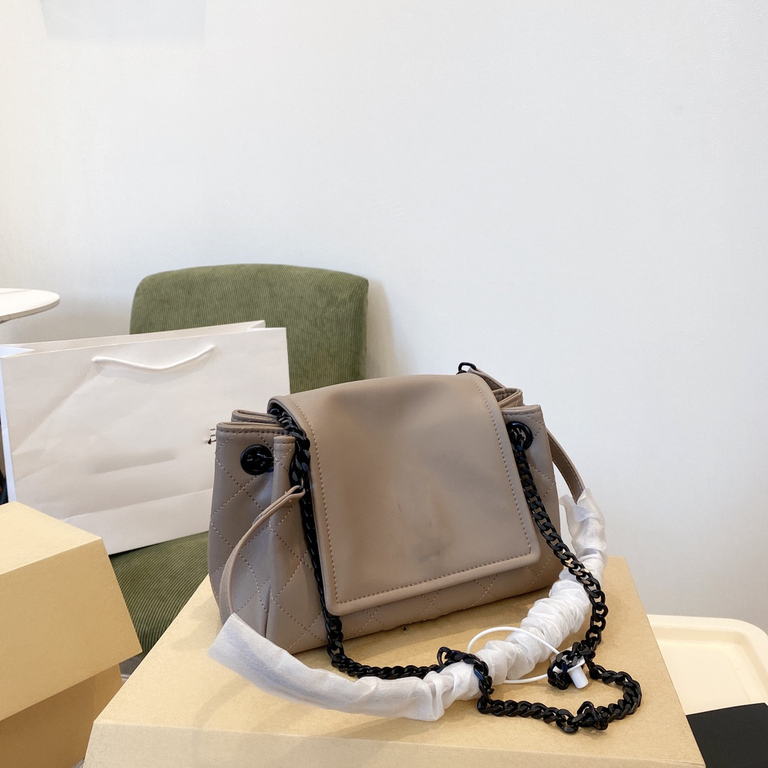 High quality alphabetic character bag collocation chain and leather straps, can carry two aspects. Size: 22 magnetic buckle movable metal copper parts, Customize
High quality alphabetic character bag collocation chain and leather straps, can carry two aspects. Size: 22 magnetic buckle movable metal copper parts, Customize
