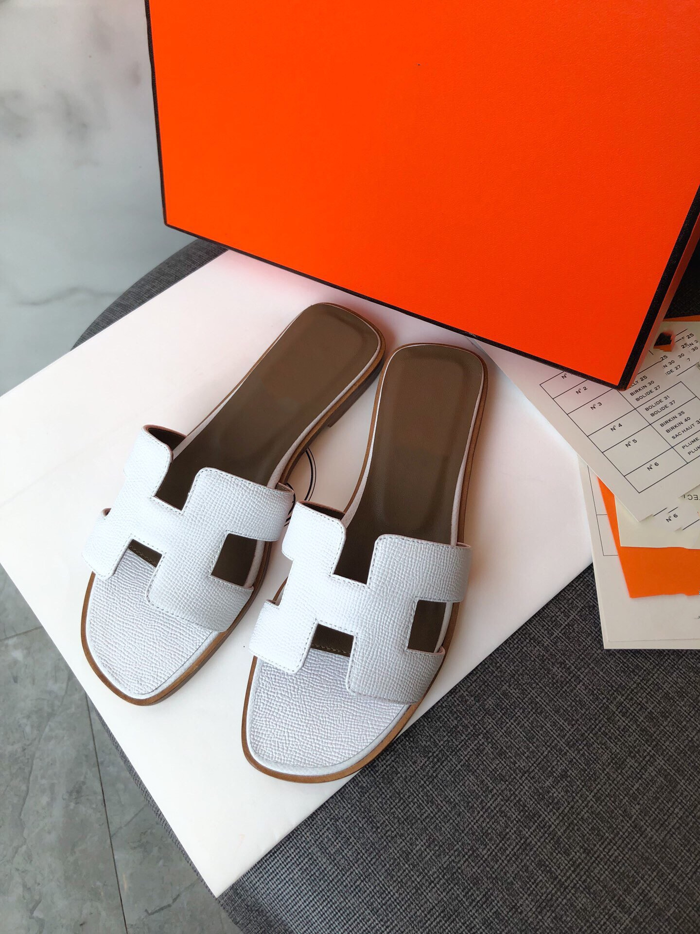 Luxury Shoes High Quality Casual Flat Slippers Classic Style H Slipper Leather Size 35-42, Black
Luxury Shoes High Quality Casual Flat Slippers Classic Style H Slipper Leather Size 35-42, Black