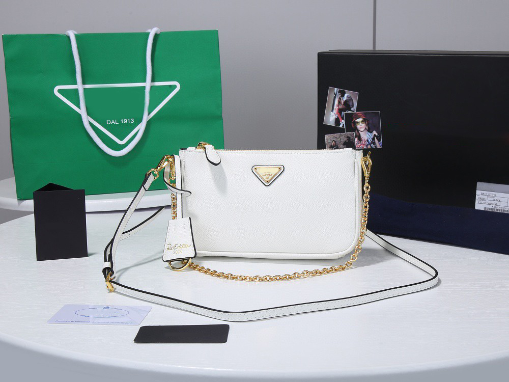 Shoulder Bag Luxurys Designers Bags Chest pack lady Tote chains handbags messenger backpack nylon Crossbodybag European and American fashion wild
Shoulder Bag Luxurys Designers Bags Chest pack lady Tote chains handbags messenger backpack nylon Crossbodybag European and American fashion wild