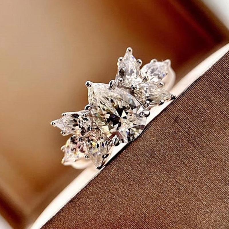 Wedding Rings Ins Fashion Light Luxury Geometric Water Drop Zircon Ring For Women Party Birthday Gifts Jewelry Wholesale, Slivery;golden
Wedding Rings Ins Fashion Light Luxury Geometric Water Drop Zircon Ring For Women Party Birthday Gifts Jewelry Wholesale, Slivery;golden