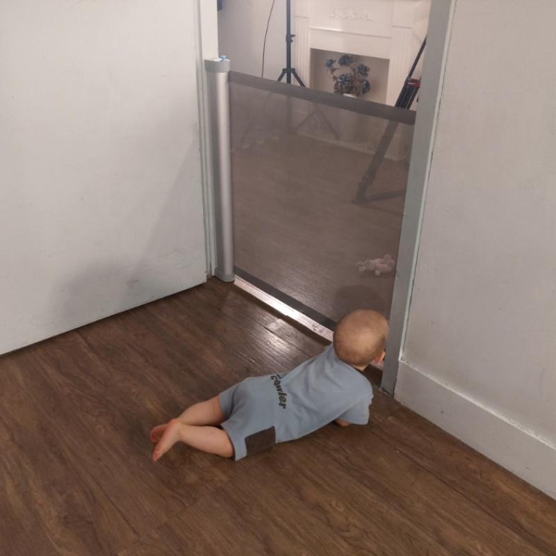 Blinds Retractable Design Baby Safety Gate Elegant Brushed Aluminum Fits Any Decor For Doorways Stairs Hallways Indoor/Outdoor
Blinds Retractable Design Baby Safety Gate Elegant Brushed Aluminum Fits Any Decor For Doorways Stairs Hallways Indoor/Outdoor