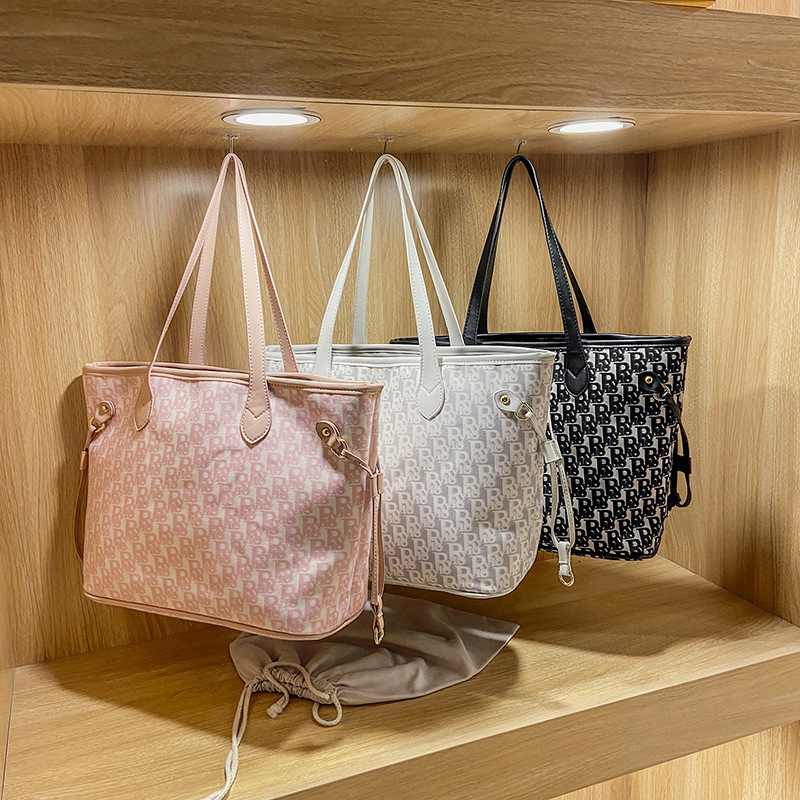 2021 new one Shoulder Messenger Fashion versatile old flower letter bag large capacity Handbag Tote Bag
2021 new one Shoulder Messenger Fashion versatile old flower letter bag large capacity Handbag Tote Bag
