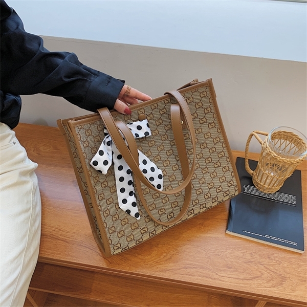 Purse Large capacity women's New Silk Scarf hand Pu version Signature simple solid color single shoulder oblique cross bag, White
Purse Large capacity women's New Silk Scarf hand Pu version Signature simple solid color single shoulder oblique cross bag, White