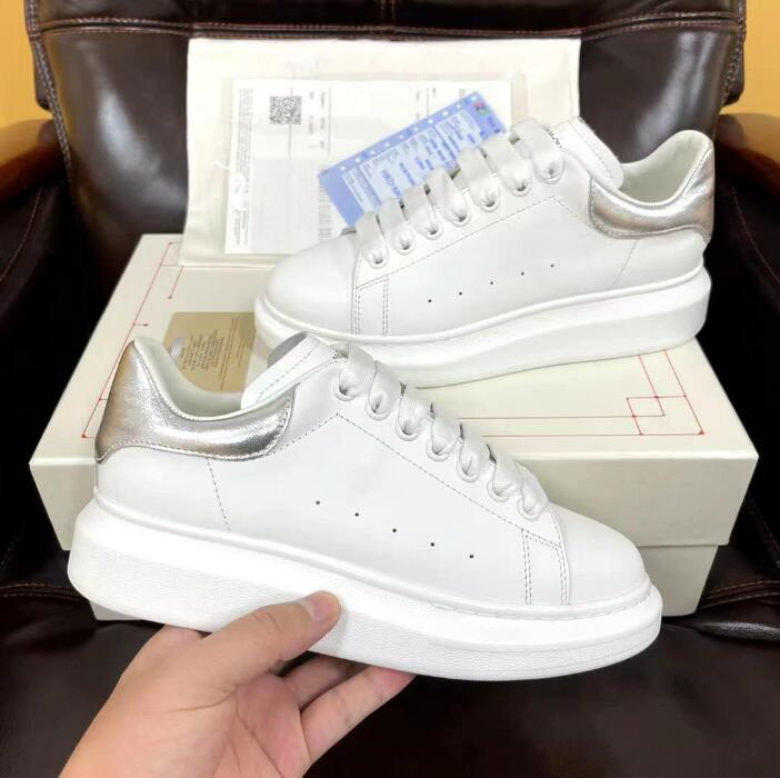 2021 Top quality Mens Casual shoes Womens sneaker Fashion Chaussures Shoe Beautiful Platform Sneakers Leather Solid Colors Dress Large Suede Trainers, Without box
2021 Top quality Mens Casual shoes Womens sneaker Fashion Chaussures Shoe Beautiful Platform Sneakers Leather Solid Colors Dress Large Suede Trainers, Without box