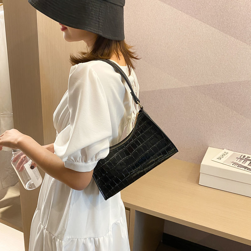 HBP Women bag female 2021 summer fashion Crossbody Alligator Plain texture underarm minority stick Versatile Single Zipper pu 25cm Shoulder Bags Handbags 5 colors, Black
HBP Women bag female 2021 summer fashion Crossbody Alligator Plain texture underarm minority stick Versatile Single Zipper pu 25cm Shoulder Bags Handbags 5 colors, Black