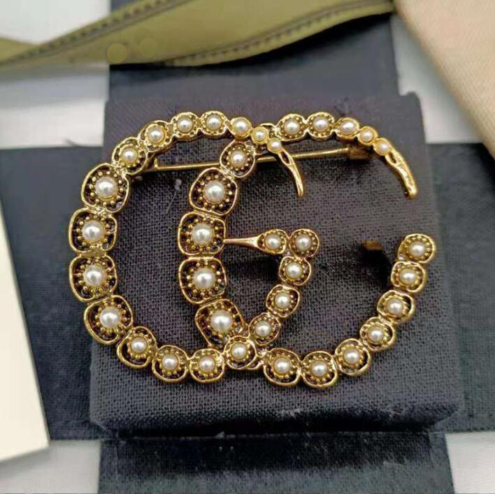 Simple Designer Brand Double Letter Brooches Geometric Bronze Sweater Suit Collar Pin Brooche Fashion Mens Womens Crystal Rhinestone Pearl Brooch Wedding Jewelry
Simple Designer Brand Double Letter Brooches Geometric Bronze Sweater Suit Collar Pin Brooche Fashion Mens Womens Crystal Rhinestone Pearl Brooch Wedding Jewelry