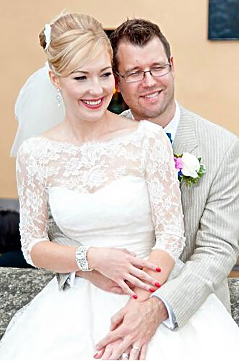 Elegant Lace Short Wedding Dress with Scoop Neckline and Bow Sash