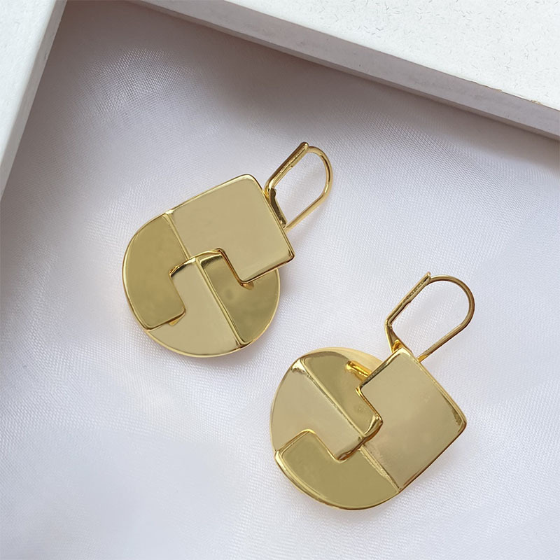 2021 ear climber earrings custom women charm luxury jewelry Irregular designer copper electroplating grace gold plated earring womens fashion jewellery
2021 ear climber earrings custom women charm luxury jewelry Irregular designer copper electroplating grace gold plated earring womens fashion jewellery