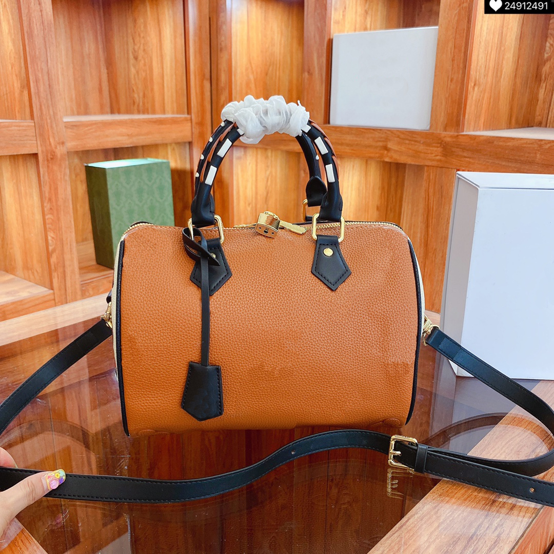 21FW Fashion women's handbag designer totes classic embossed pillow bag high quality cross body lady straddle shoulder bags, Make up for price
21FW Fashion women's handbag designer totes classic embossed pillow bag high quality cross body lady straddle shoulder bags, Make up for price
