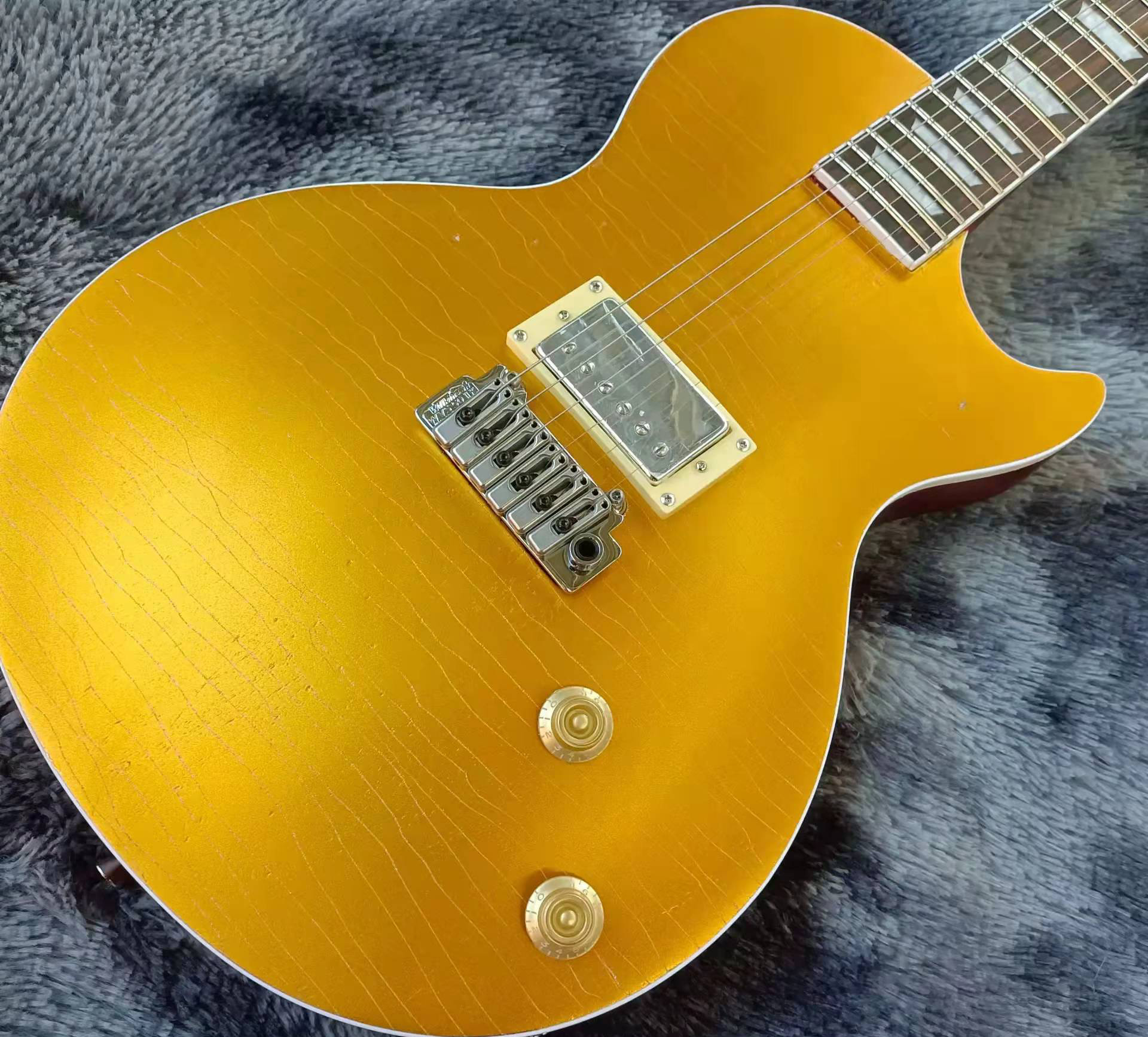 Custom Shop Gold Top Goldtop Electric Guitar Mahogany Body, Humbucker Pickups, Tuilp Tuners
Custom Shop Gold Top Goldtop Electric Guitar Mahogany Body, Humbucker Pickups, Tuilp Tuners