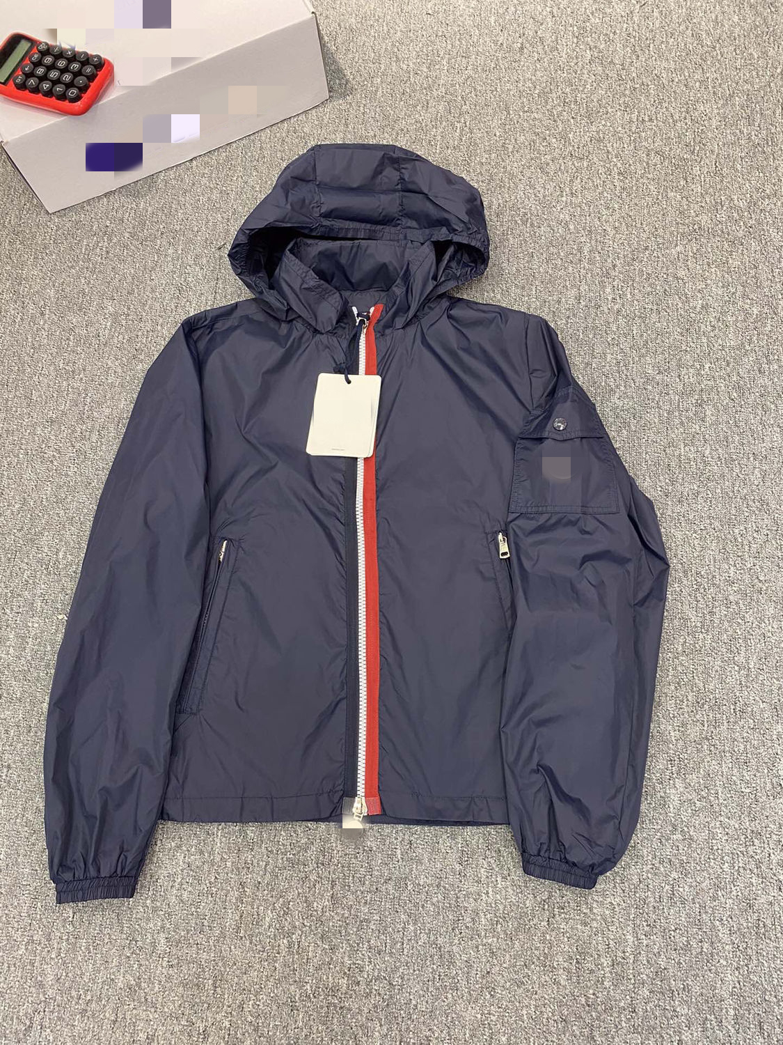 Luxury France monclair Men's jacket designer brand Color zipper detachable hat windproof coat red, white and blue contrast casual jackets, Supplement (not shipped separately)
Luxury France monclair Men's jacket designer brand Color zipper detachable hat windproof coat red, white and blue contrast casual jackets, Supplement (not shipped separately)