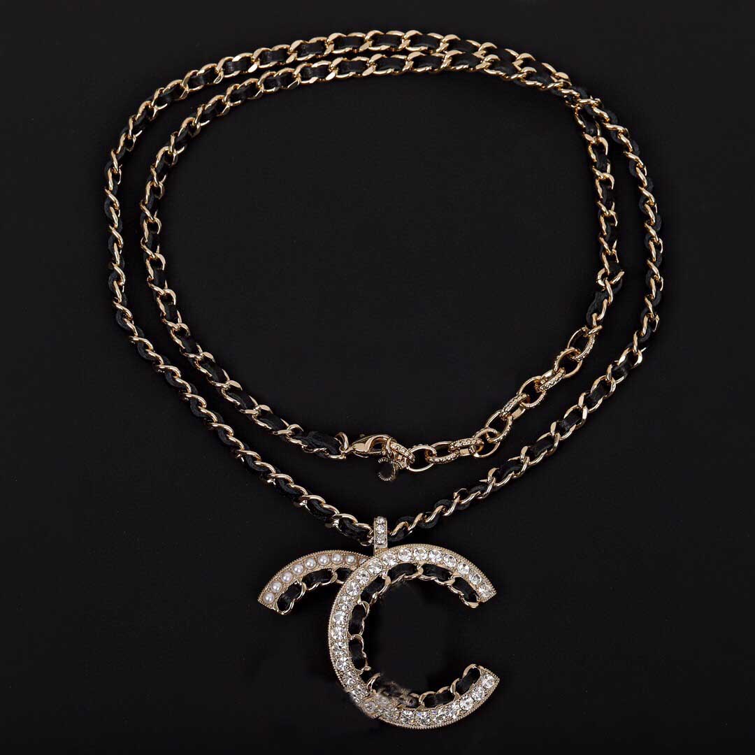 2021 Fashion style Top quality pendant necklace with diamond and genuine leather for women wedding jewelry gift have box stamp PS3055
2021 Fashion style Top quality pendant necklace with diamond and genuine leather for women wedding jewelry gift have box stamp PS3055