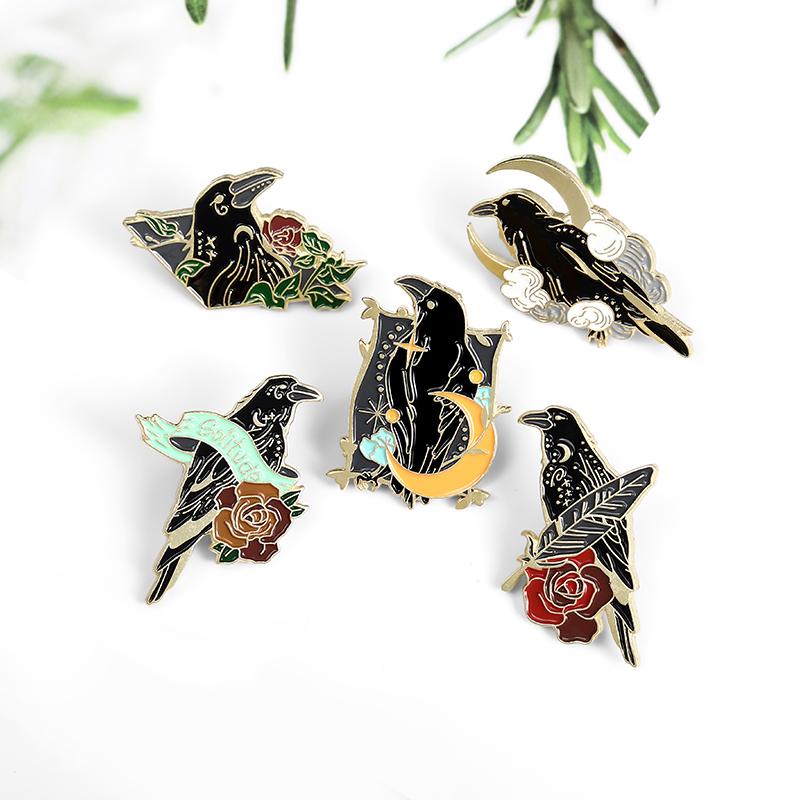 Pins, Brooches Solituder Crow Raven Enamel Pin Custom Black Bird Feather Moon Rose Flowers Bag Lapel Badge Gothic Jewelry For Friends
Pins, Brooches Solituder Crow Raven Enamel Pin Custom Black Bird Feather Moon Rose Flowers Bag Lapel Badge Gothic Jewelry For Friends