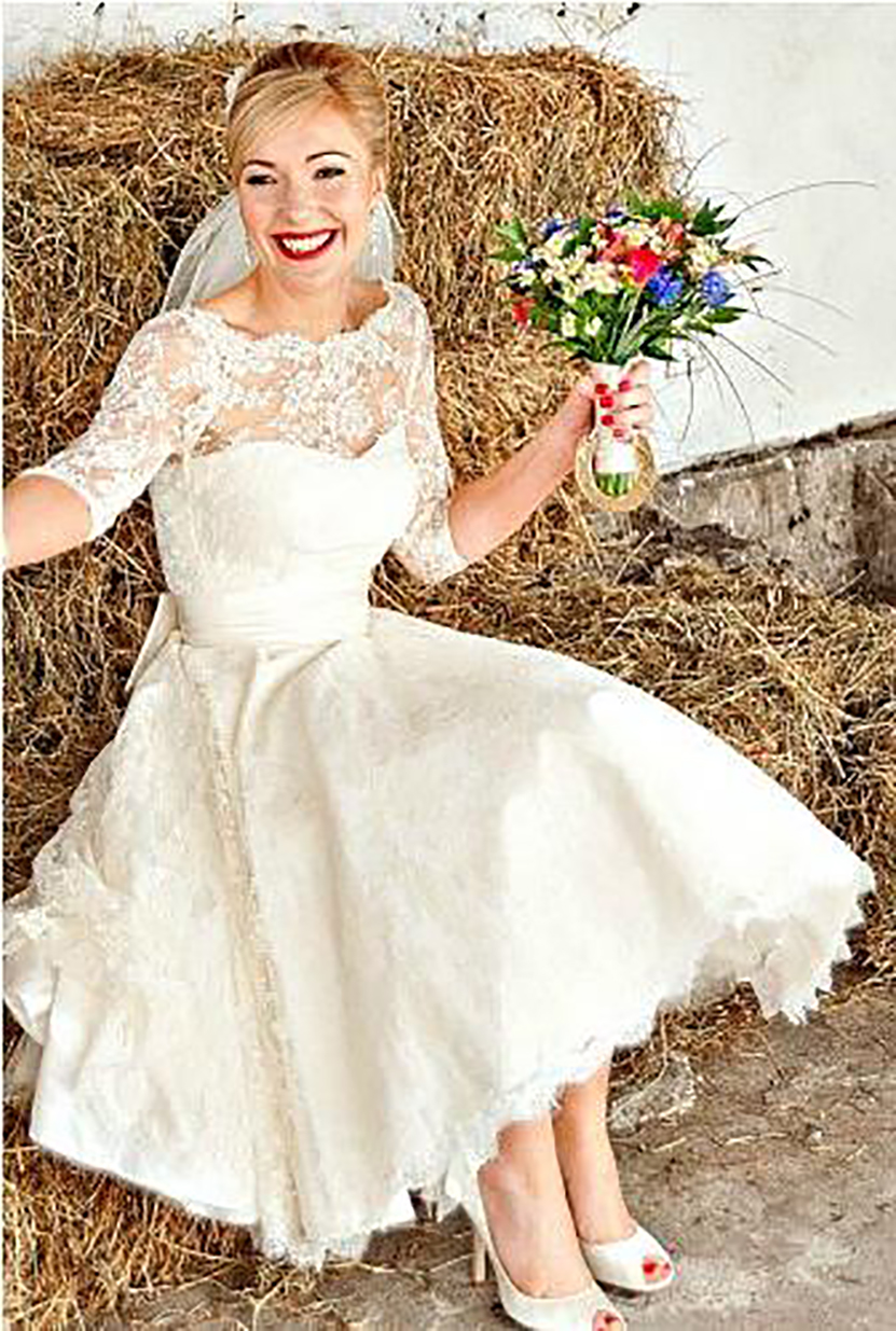 Elegant Lace Short Wedding Dress with Scoop Neckline and Bow Sash
