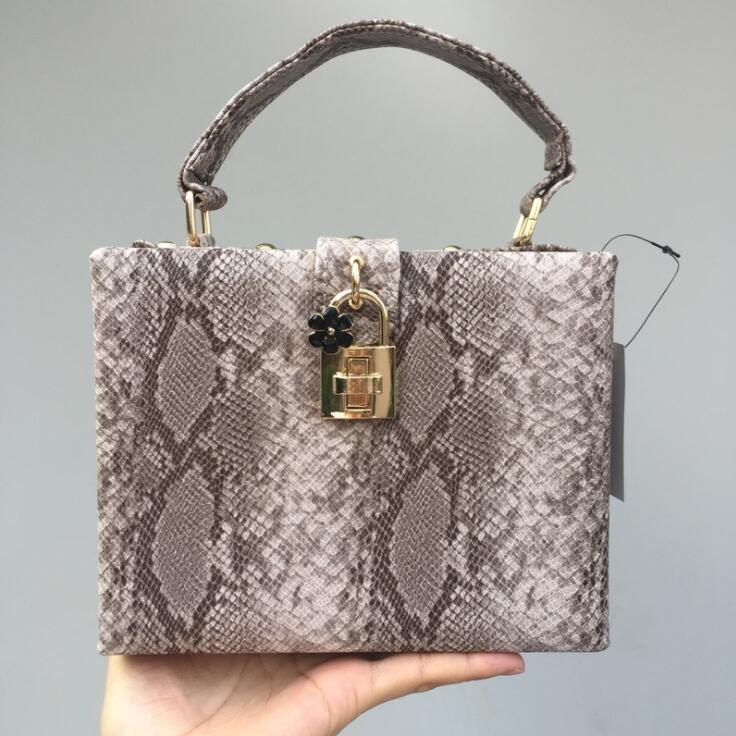 Factory wholesale women leather shoulder bags street trend Serpentine handbag high quality shaped leathers hard box chain bag elegant contrast handbags
Factory wholesale women leather shoulder bags street trend Serpentine handbag high quality shaped leathers hard box chain bag elegant contrast handbags